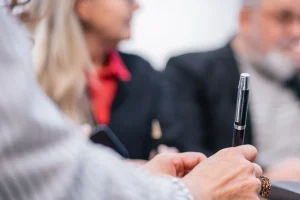 de-cerca-grupo-de-trabajo-discutiendo-ideas-en-una-reunion-de-trabajo-puesta-en-marcha_2_11zon