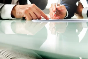 personas-corporativas-analizando-notas-conexion-pluma_3_11zon